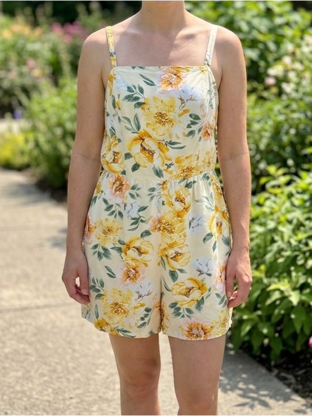 Old Navy Yellow Floral Cami Romper Sz L Tall Sun Dress Shorts Rayon Pockets EUC